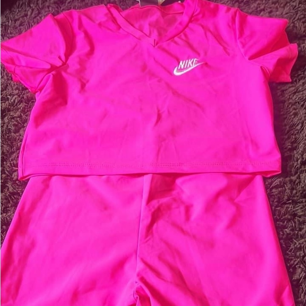 This two piece set is stretchy it’s a medium high waist and crop full sleeve